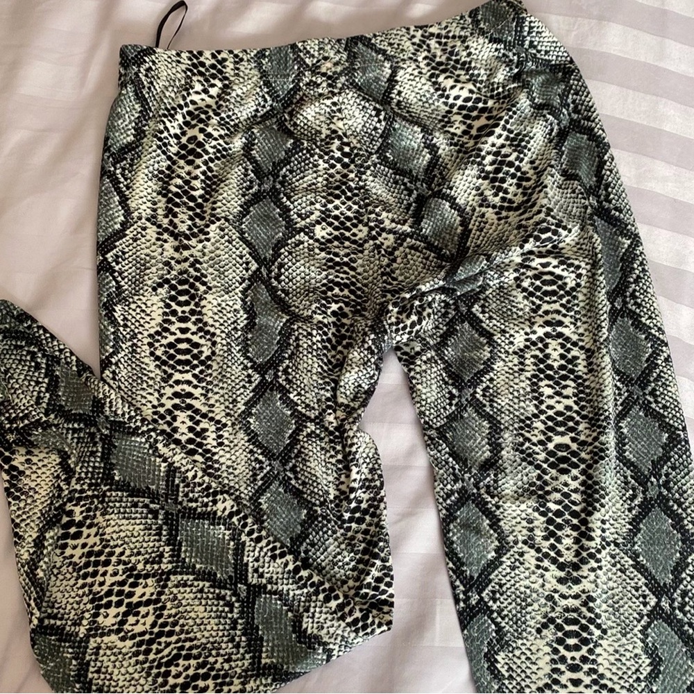 SHEIN Snakeskin Print (White/Black) Leggings Size L